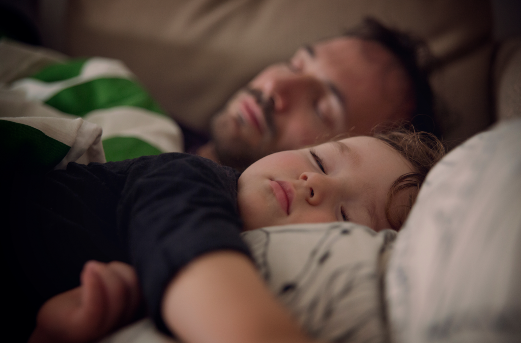 Spící táta a dítě
